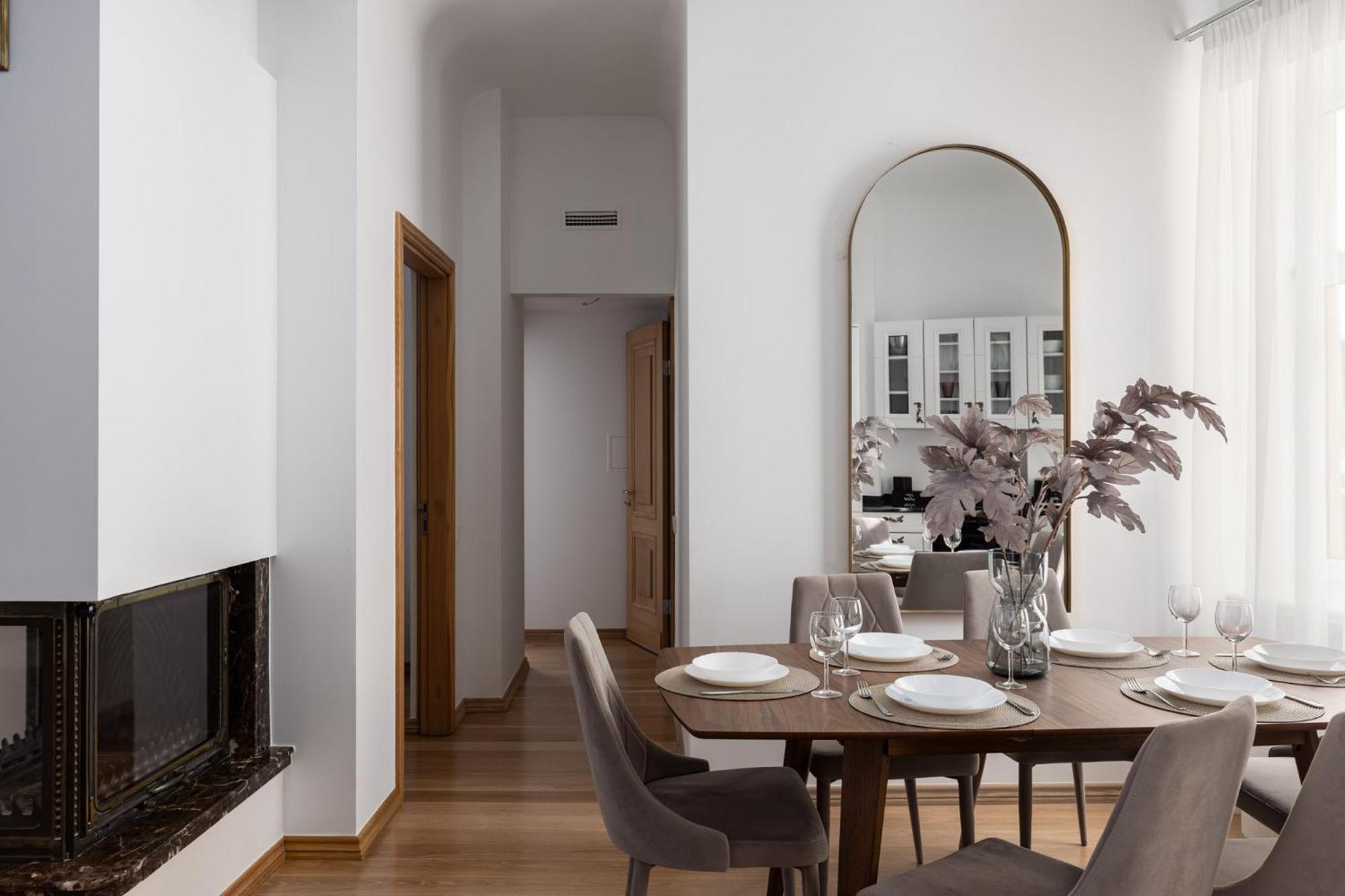 Art Noveau Old Town Apartment *
