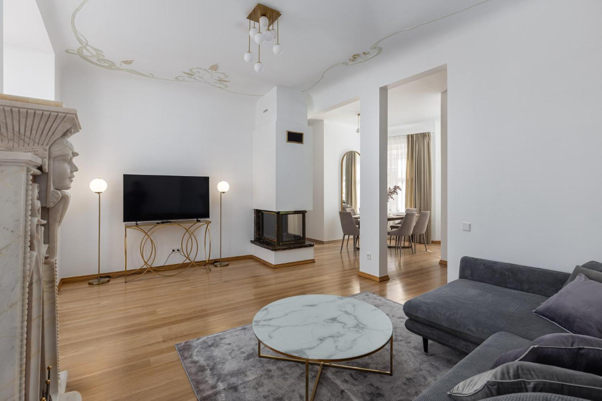 Art Noveau Old Town Apartment *